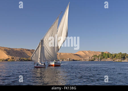 Zwei ägyptische Segelboote Segeln auf dem Nil bei Assuan Stadt. Stockfoto