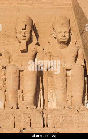 Der Tempel von Abu Simbel. Blick auf die Statuen repräsentieren Ramses II. und seiner Gemahlin Nefertari. Stockfoto