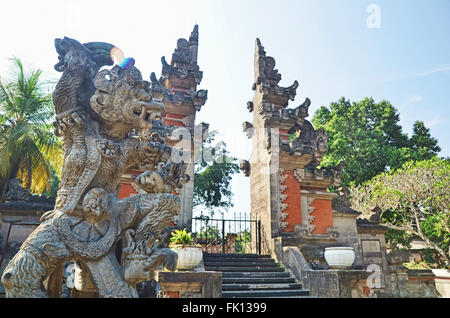 Hanoman Statue vor balinesische Tor Stockfoto