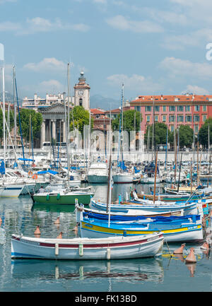 Bunte Boote in den geschäftigen Hafen von Nizza, Frankreich Stockfoto