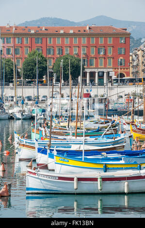 Bunte Boote in den geschäftigen Hafen von Nizza, Frankreich Stockfoto