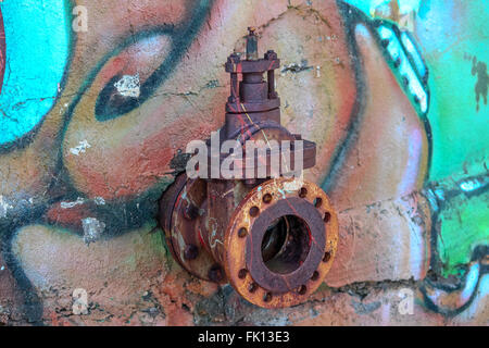 alten Wasserablauf aus einem alten Wassertank Stockfoto