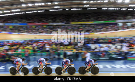 London, UK, 4. März 2016. UCI 2016 Track Cycling World Championships. Nach einem enttäuschenden qualifying Ritt am Donnerstag, Großbritanniens Damenmannschaft Streben nach (Laura Kenny (Laura Trott), Elinor Barker, Joanna Rowsell Shand und Ciara Horne) schlagen China mit einer Zeit von 4:16.350 (56,173 km/h) in der ersten Runde für die Bronze-Medaille-Finale zu qualifizieren. Bildnachweis: Clive Jones/Alamy Live-Nachrichten Stockfoto