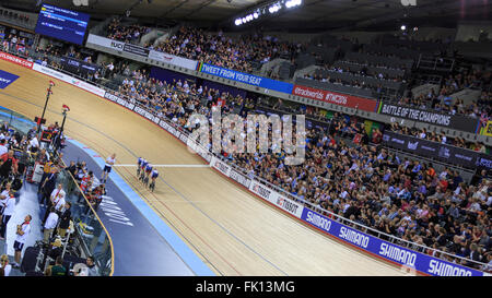 London, UK, 4. März 2016. UCI 2016 Track Cycling World Championships. Großbritanniens Damenmannschaft Streben nach (Laura Kenny (Laura Trott), Elinor Barker, Joanna Rowsell Shand und Ciara Horne) erhalten eine Standing Ovation von der Masse, während gegen Neuseeland um die Bronzemedaille mit einer Zeit von 4:16.540 (56,131 km/h) zu beanspruchen. Bildnachweis: Clive Jones/Alamy Live-Nachrichten Stockfoto