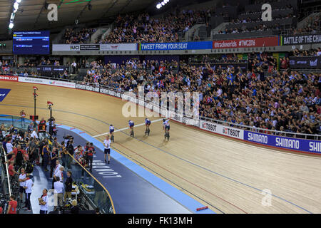 London, UK, 4. März 2016. UCI 2016 Track Cycling World Championships. Großbritanniens Damenmannschaft Streben nach (Laura Kenny (Laura Trott), Elinor Barker, Joanna Rowsell Shand und Ciara Horne) erhalten eine Standing Ovation von der Masse, während gegen Neuseeland um die Bronzemedaille mit einer Zeit von 4:16.540 (56,131 km/h) zu beanspruchen. Bildnachweis: Clive Jones/Alamy Live-Nachrichten Stockfoto