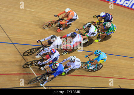 London, UK, 4. März 2016. UCI 2016 Track Cycling World Championships. Der Brite Mark Cavendish (links, Mitte) konkurriert in der dritten Runde von den Männern Omnium, das Ausscheidungsrennen. Er nahm Platz 2 hinter Columbias Fernando Gaviria; und 6. Gesamt nach Tag eins liegt. Bildnachweis: Clive Jones/Alamy Live-Nachrichten Stockfoto