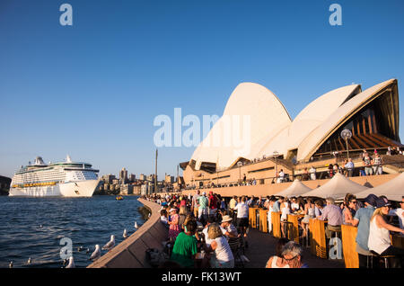 Royal Caribbean Cruise Liner, Voyager of the Seas fährt Sydney Harbour Stockfoto