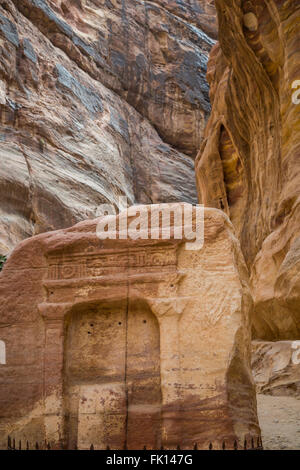 Geschnitzten Gräber und Grotten in den Siq Durchgang zum Eingang von Petra, Haschemitischen Königreich Jordanien, Naher Osten. Stockfoto