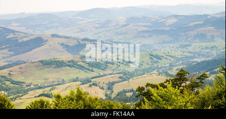 Blick auf die Berge in Piliptse. Frühherbst. Ukraine. Stockfoto