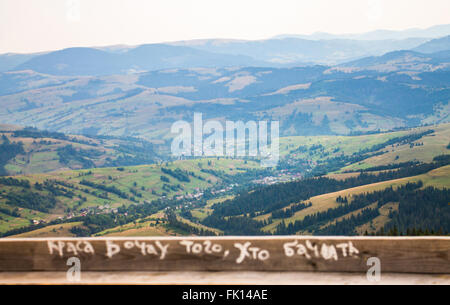 Blick auf die Berge in Piliptse. Frühherbst. Ukraine. Stockfoto