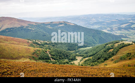 Blick auf die Berge in Piliptse. Frühherbst. Ukraine. Stockfoto