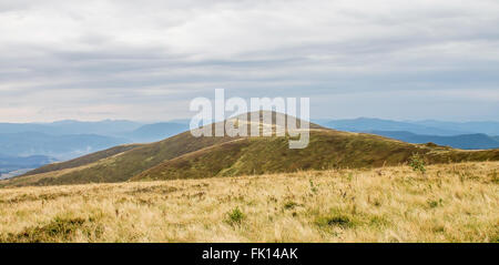 Blick auf die Berge in Piliptse. Frühherbst. Ukraine. Stockfoto