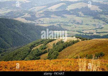 Blick auf die Berge in Piliptse. Frühherbst. Ukraine. Stockfoto