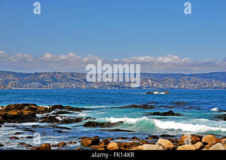 Pazifik-Küste mit im Hintergrund Vina Del Mar und Valparaiso Chile Stockfoto