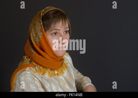 Portrait der schönen Frau mittleren Alters kaukasischen Schal tragen Stockfoto
