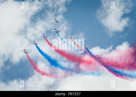 Singapur, 16. Februar 2016: Aerial Display auf der Singapore Airshow 2016. T-50 b Black Eagles Kampfjets von der Republik von Korea Air Stockfoto