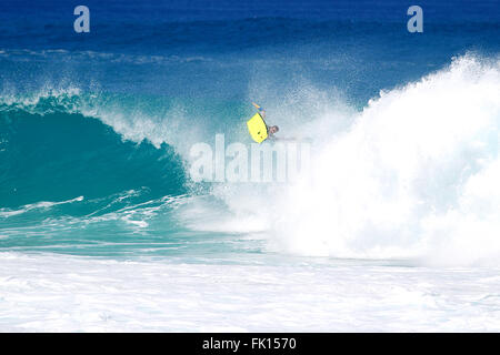 Haleiwa, Hawaii, USA. 4. März 2016. Australiens Ryan Hardy fliegt durch die Luft, während Mike Stewart Pipeline Invitational an Oahus North Shore bei Banzai Pipeline in Haleiwa, Hawaii. Bildnachweis: Csm/Alamy Live-Nachrichten Stockfoto