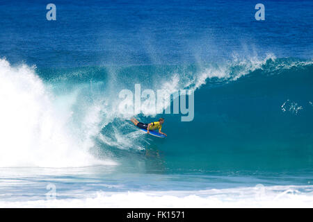 Haleiwa, Hawaii, USA. 4. März 2016. Hawaiis Jeff Hubbard zieht in ein Fass während Mike Stewart Pipeline Invitational an Oahus North Shore bei Banzai Pipeline in Haleiwa, Hawaii. Bildnachweis: Csm/Alamy Live-Nachrichten Stockfoto