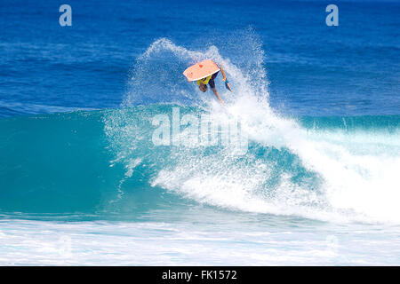 Haleiwa, Hawaii, USA. 4. März 2016. Hawaiis Jeff Hubbard funktioniert aero Bewegung während der Mike Stewart Pipeline Invitational an Oahus North Shore bei Banzai Pipeline in Haleiwa, Hawaii. Bildnachweis: Csm/Alamy Live-Nachrichten Stockfoto