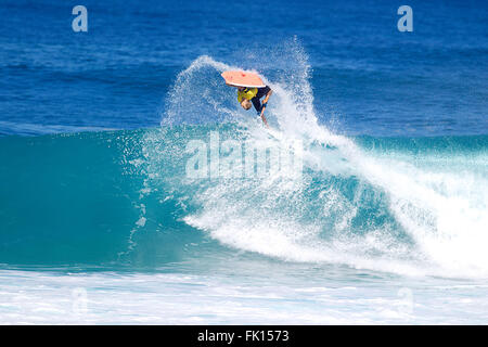 Haleiwa, Hawaii, USA. 4. März 2016. Hawaiis Jeff Hubbard funktioniert aero Bewegung während der Mike Stewart Pipeline Invitational an Oahus North Shore bei Banzai Pipeline in Haleiwa, Hawaii. Bildnachweis: Csm/Alamy Live-Nachrichten Stockfoto