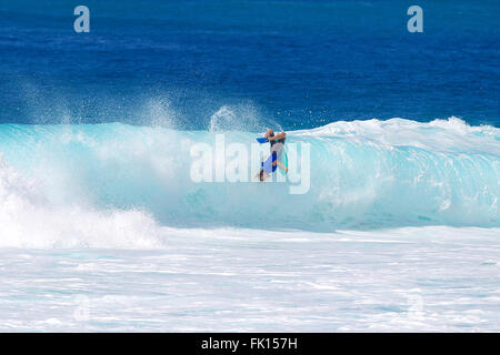 Haleiwa, Hawaii, USA. 4. März 2016. Hawaiis Dave Hubbard macht einen Backflip während Mike Stewart Pipeline Invitational an Oahus North Shore bei Banzai Pipeline in Haleiwa, Hawaii. Bildnachweis: Csm/Alamy Live-Nachrichten Stockfoto