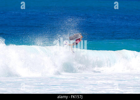 Haleiwa, Hawaii, USA. 4. März 2016. Brasiliens Guilherme Tamega bekommt etwas Luft während Mike Stewart Pipeline Invitational auf Oahu North Shore bei Banzai Pipeline in Haleiwa, Hawaii. Bildnachweis: Csm/Alamy Live-Nachrichten Stockfoto