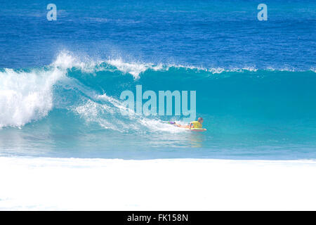 Haleiwa, Hawaii, USA. 4. März 2016. Japans Ayaka Suzuki fährt eine Welle während Mike Stewart Pipeline Invitational auf Oahu North Shore bei Banzai Pipeline in Haleiwa, Hawaii. Bildnachweis: Csm/Alamy Live-Nachrichten Stockfoto