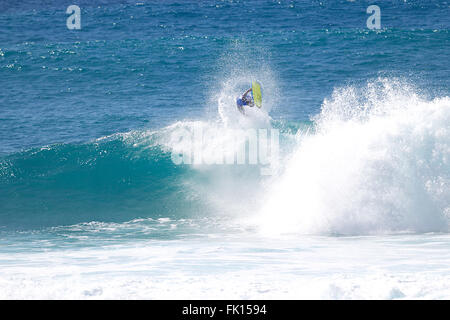 Haleiwa, Hawaii, USA. 4. März 2016. Hawaiis Jacob Romero bekommt etwas Luft während Mike Stewart Pipeline Invitational auf Oahu North Shore bei Banzai Pipeline in Haleiwa, Hawaii. Bildnachweis: Csm/Alamy Live-Nachrichten Stockfoto