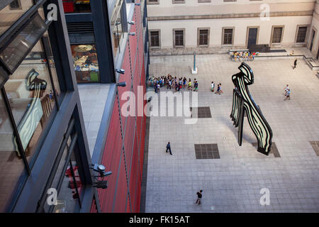 Reina Sofia National Art Museum, in der Mitte des Hofes ist der Pinselstrich-Skulptur von Roy Lichtenstein. Madrid, Spanien. Stockfoto