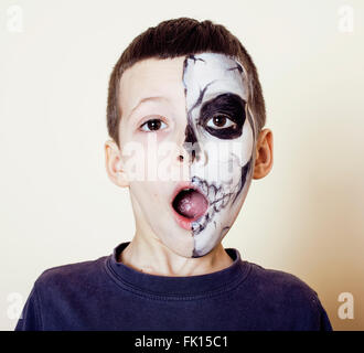 kleine niedliche Junge mit Facepaint wie Skelett um Halloween zu feiern Stockfoto