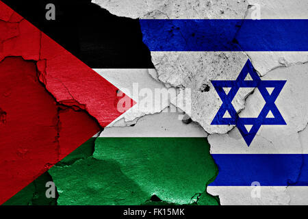 Flaggen von Palästina und Israel auf rissige Wand gemalt Stockfoto