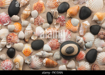 Pyramide steht auf Muscheln und Steinen, als Hintergrund Stockfoto