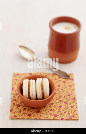 Macarons mit Caramell füllen Stockfoto