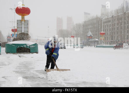 (160305)--HEIHE, 5. März 2016 (Xinhua)--eine sanitäre Arbeitskraft löscht Schnee auf der Straße in Heihe Stadt der Nordosten Chinas Provinz Heilongjiang, 5. März 2016. Teil des Heilongjiang erlebt schwere Schneefälle Samstag. (Xinhua/Liu Song) (Wjq) Stockfoto