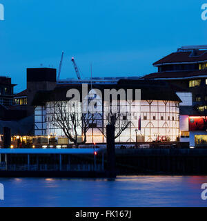 London - 3. März 2016: Außenansicht von Shakespeares Globe Theatre, Southwark London, seit 1997, entworfen von Pentagram. Stockfoto