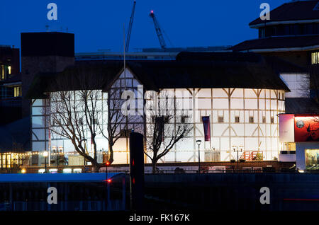 London - 3. März 2016: Außenansicht von Shakespeares Globe Theatre, Southwark London, seit 1997, entworfen von Pentagram. Stockfoto