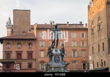 Neptun-Statue in Piazza Maggiore in Bologna, Italien, mit mittelalterlichen Gebäuden hinter Stockfoto