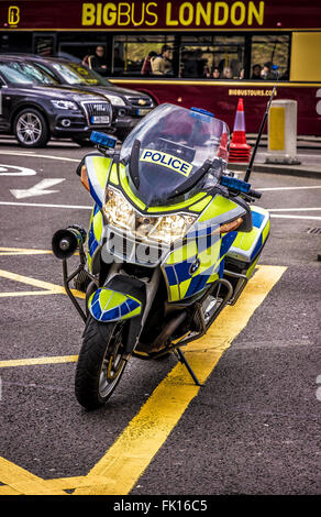 London, Großbritannien. Metropolitan Polizei Motorrad auf einer Kreuzung geparkt Stockfoto