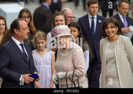 François Hollande, Königin Elizabeth II, Anne Hidalgo Bürgermeister von Paris unter dem Vorsitz einer Zeremonie auf dem Blumenmarkt Stockfoto