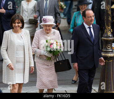 François Hollande, Königin Elizabeth II, Anne Hidalgo Bürgermeister von Paris unter dem Vorsitz einer Zeremonie auf dem Blumenmarkt Stockfoto