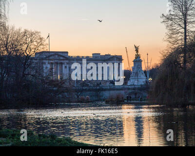 Buckingham Palace bei Dämmerung St James Park in London Stockfoto