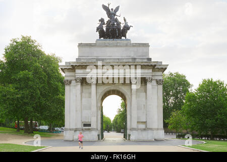 Wellington Arch oder Verfassung Arch ist ein Triumphbogen südlich des Hyde Park in London, Mann morgens joggen Stockfoto