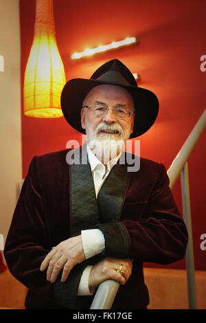 Britischen Schriftsteller Sir Terry Pratchett, 27. Februar 2011 in Prag, Tschechische Republik Stockfoto