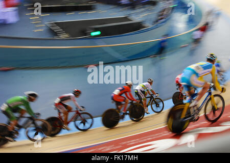 London, UK. 4. März 2016. Fahrer mit hoher Geschwindigkeit während der Männer Points Race Finale bei den UCI 2016 Track Cycling World Championships, Lee Valley Velo Park Rennen. Der Fahrer im Mittelpunkt in der Mitte des Schusses ist Sam Welsford (AUS). Bildnachweis: Michael Preston/Alamy Live-Nachrichten Stockfoto