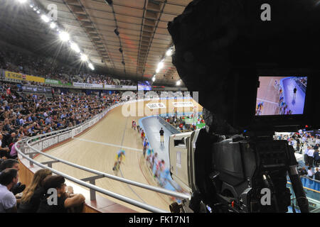 London, UK. 4. März 2016. Ein absolut gepackt und tosenden Stadion sah eng umkämpfte Finale der Herren Points Race Finale bei den UCI 2016 Track Cycling World Championships, Lee Valley Velo Park. Bildnachweis: Michael Preston/Alamy Live-Nachrichten Stockfoto