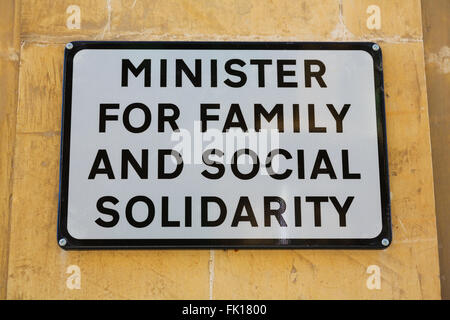 Parkplatz Schild für das maltesische Parlament Minister für Familie und soziale Solidarität, Valletta. Stockfoto