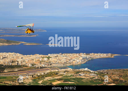 Luftaufnahme des Ultraleichtflugzeug Flexwing in Bugibba, mit St Pauls Inseln. Stockfoto