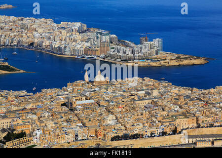 Luftaufnahme über Floriana und Sliema, Valletta, zeigen die Kathedrale von St. Paul und die Kirche der Muttergottes Karmel. Stockfoto