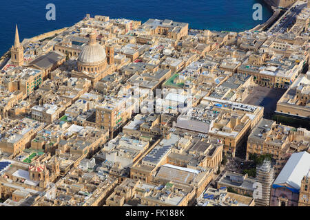 Luftaufnahme von Floriana, Valletta, zeigt die Kirche der Muttergottes von Karmel und die St. Pauls Kathedrale. Stockfoto
