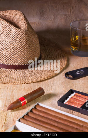 Siesta - Zigarren, Strohhut und Scotch Whisky auf einem Holztisch Stockfoto
